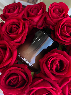 Arranjo de Flores Grande com Vela Aromática