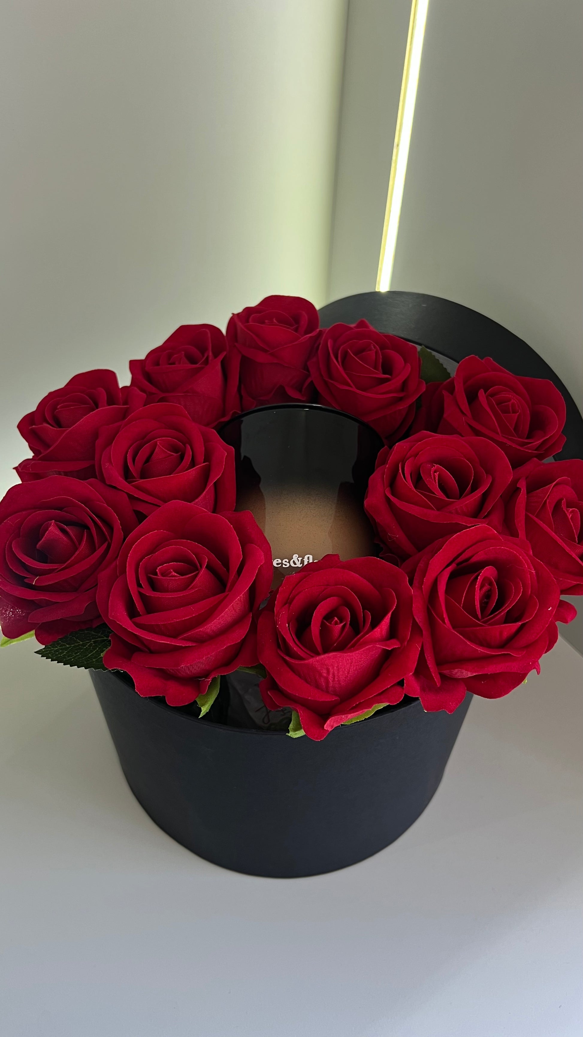 Arranjo de Flores Grande com Vela Aromática