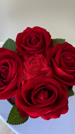 Arranjo de Flores com Calcinha